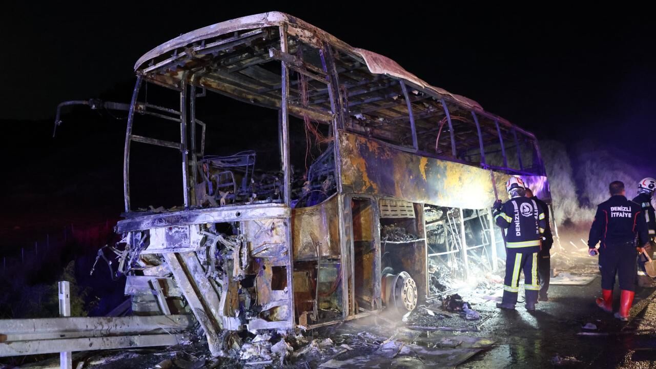 Denizli'de bariyere çarpan otobüs alev topuna döndü: 8 Ölü
