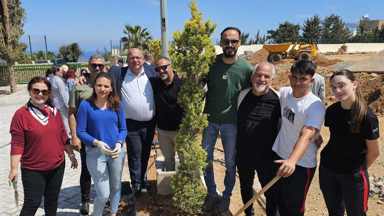 Erenköy-Karpaz Belediye Başkanı Bakırcı, öğrencilerle fidan dikti