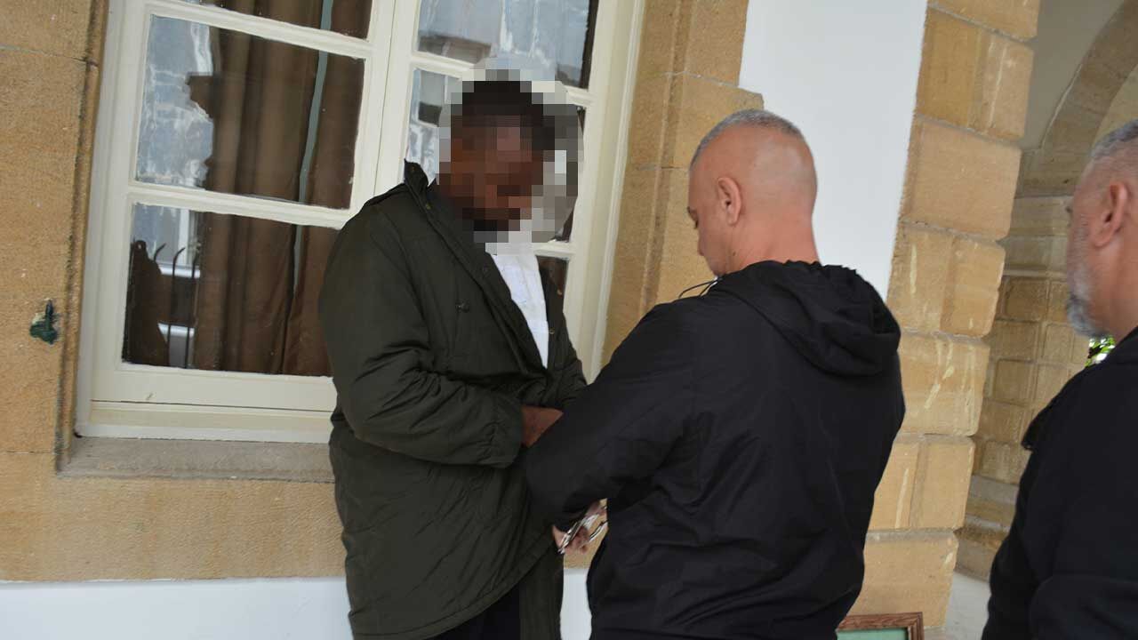 Evinde Kokain, Hintkeneviri ve Hap Bulundu