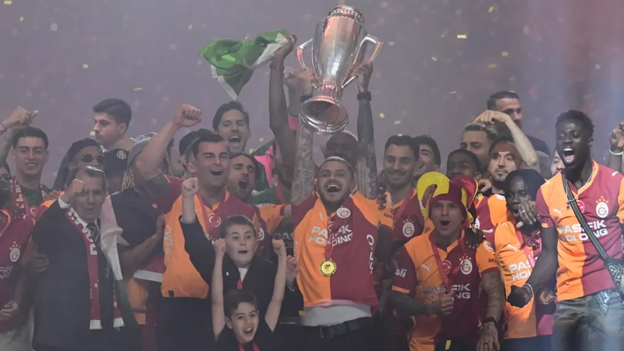 Galatasaray şampiyonluk kupasını kaldırdı!
