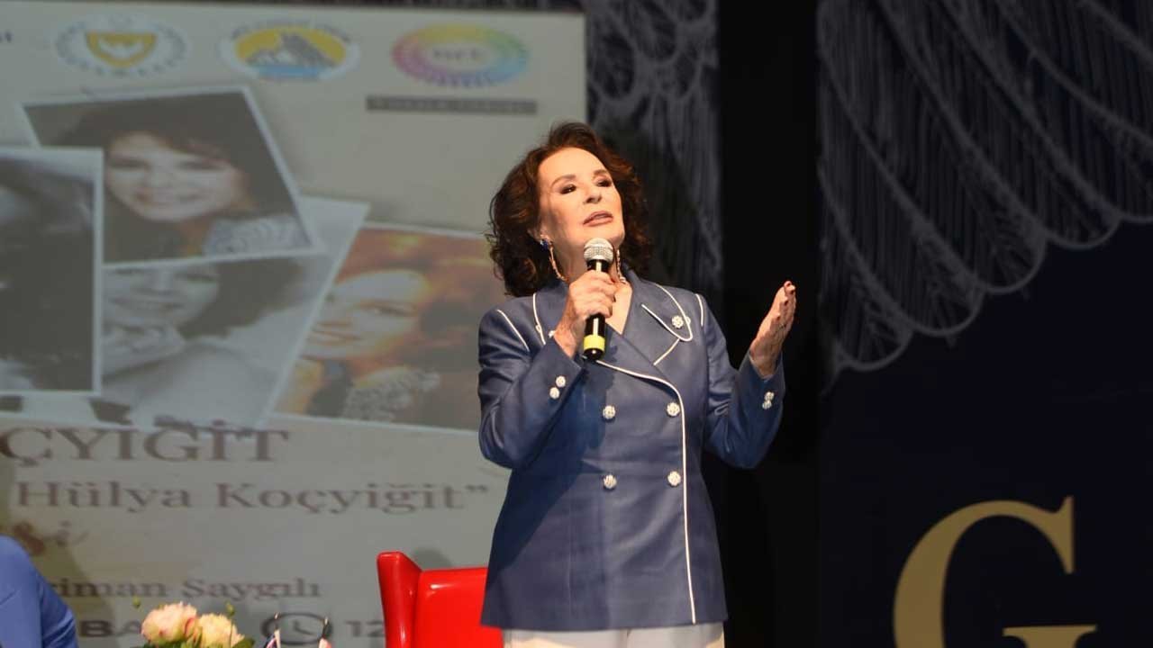 Hülya Koçyiğit GAÜ'de düzenlenen söyleşide sevenleriyle buluştu
