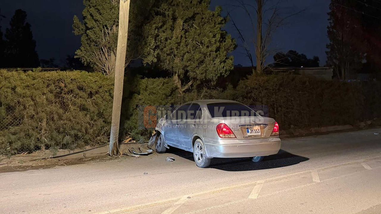 Ehliyetsiz Sürücü Elektrik Direğine Çarptı