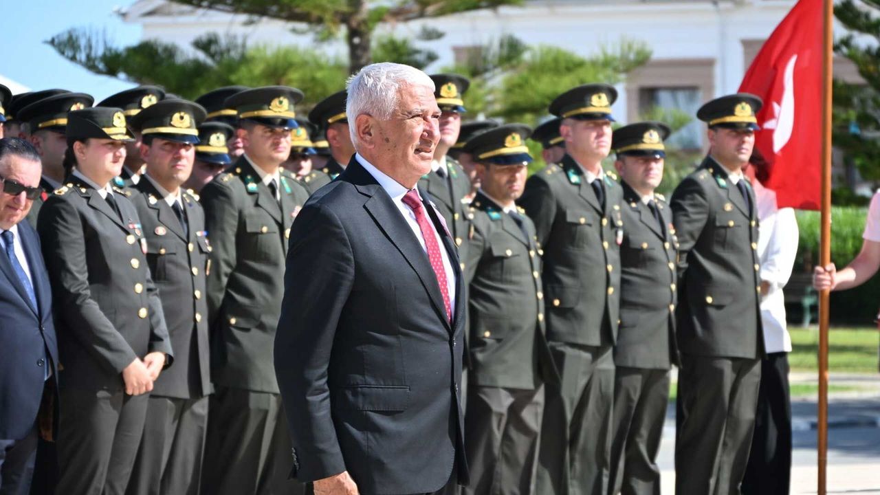 Özçınar, 19 Mayıs Atatürk’ü Anma Gençlik ve Spor Bayramı Törenine katıldı