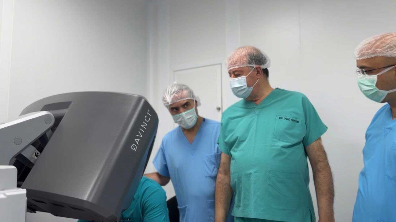KKTC’de sağlıkta tarihi gün: İki robotik cerrahi ameliyatı başarıyla gerçekleştirildi