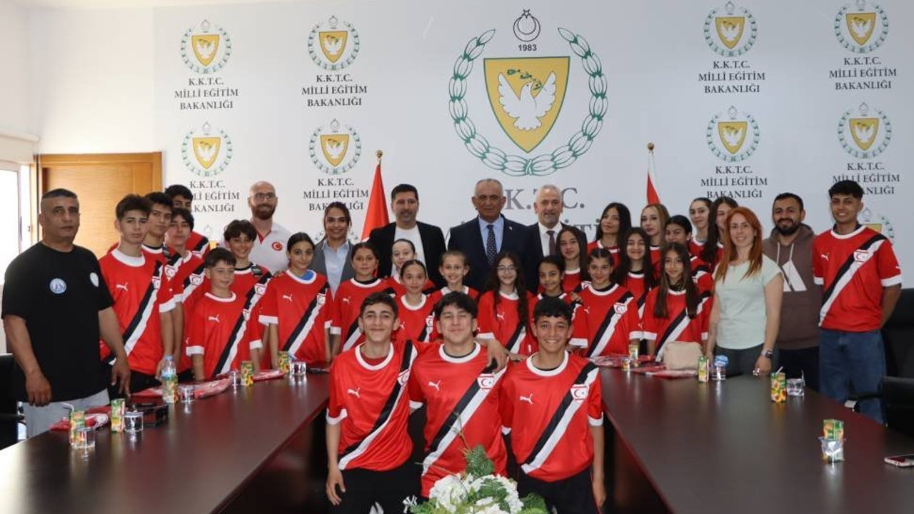 Çavuşoğlu, Cimnastik Federasyonu sporcuları ile bir araya geldi