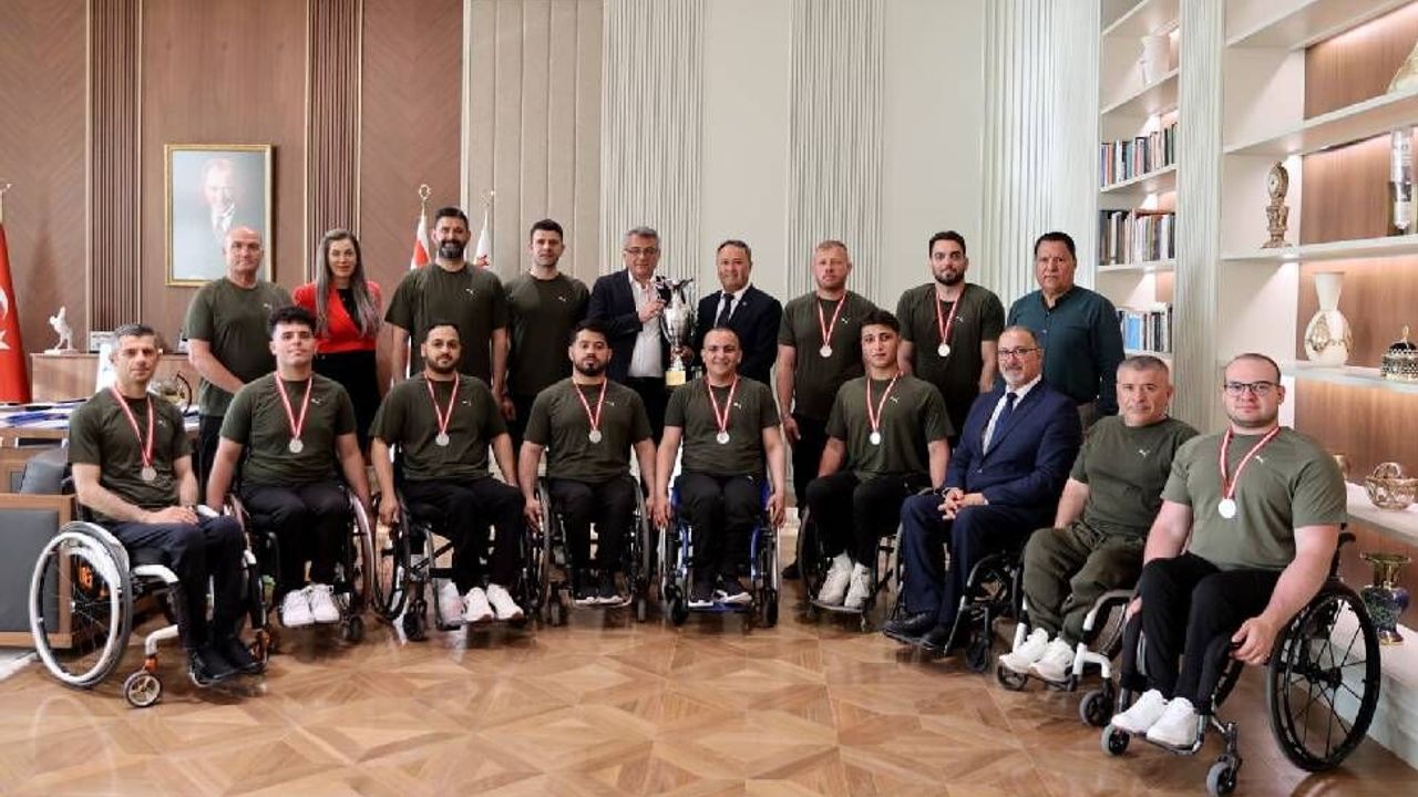 Erhürman, Vakıflar Tekerlekli Sandalye Basketbol Takımı'nı kabul etti