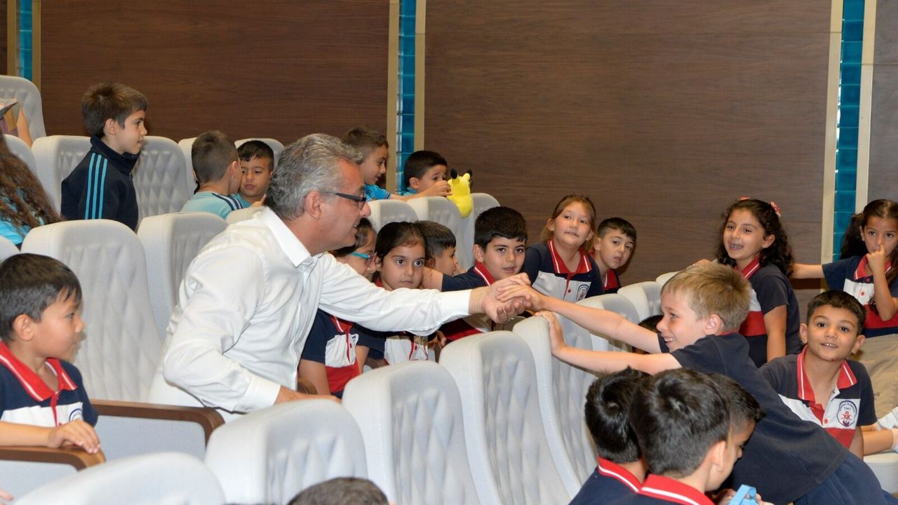 Cumhurbaşkanı Tufan Erhürman, tiyatro gösterilerini çocuklarla izledi