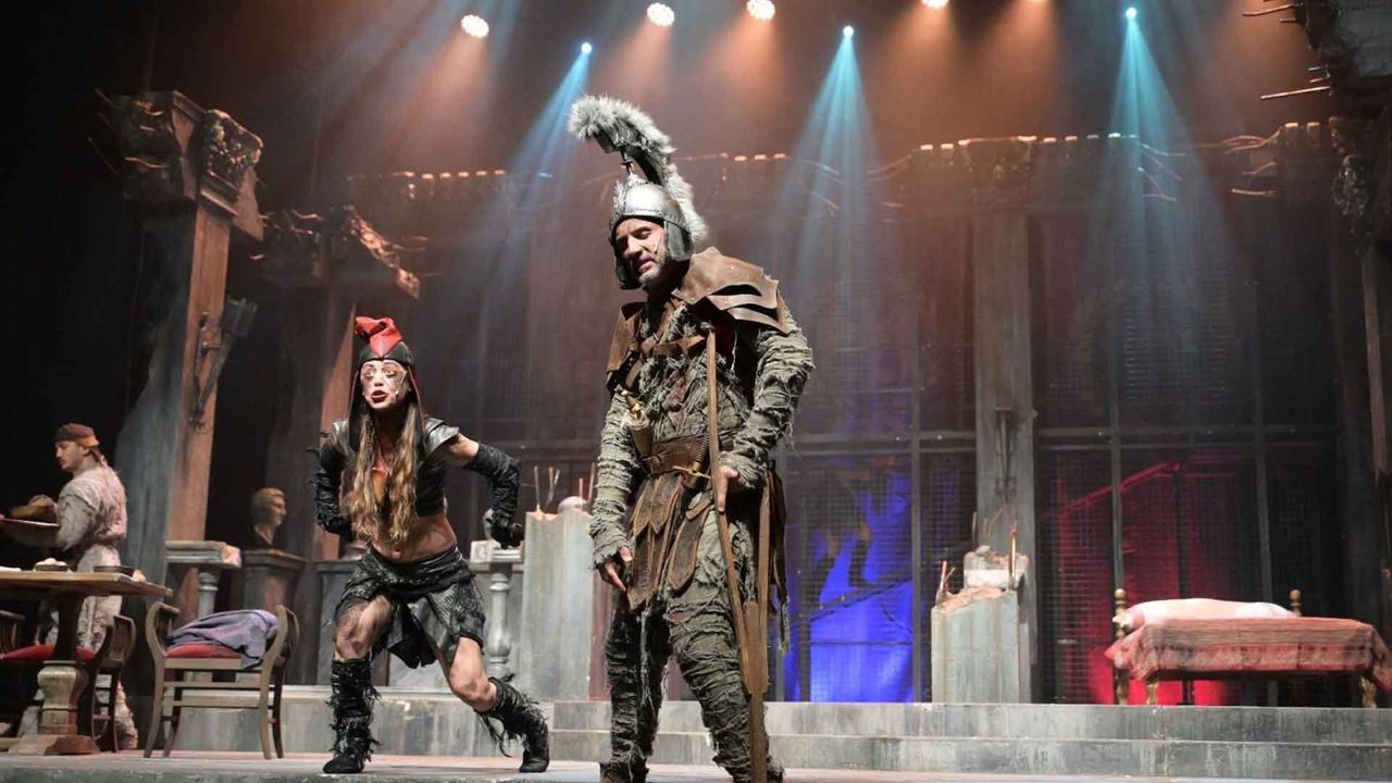 22. Kıbrıs Tiyatro Festivali, İstanbul Devlet Tiyatrosu’nun “Büyük Romulus” oyunuyla başladı