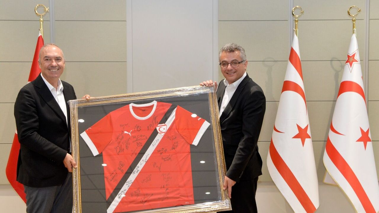 Erhürman, A Milli Futbol Takımı ile teknik heyeti 