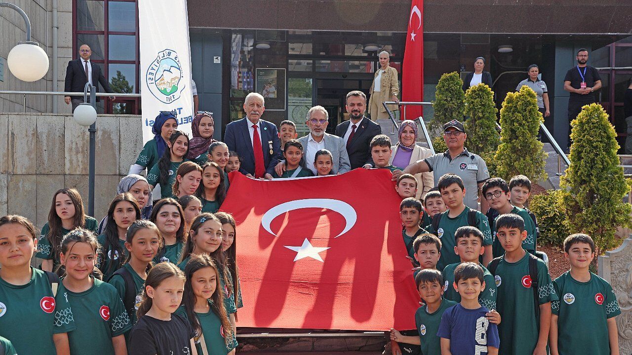 KKTC Aksakalı Öksüzoğlu Kayseri’de Kıbrıs gazileri ve öğrencilerle buluştu