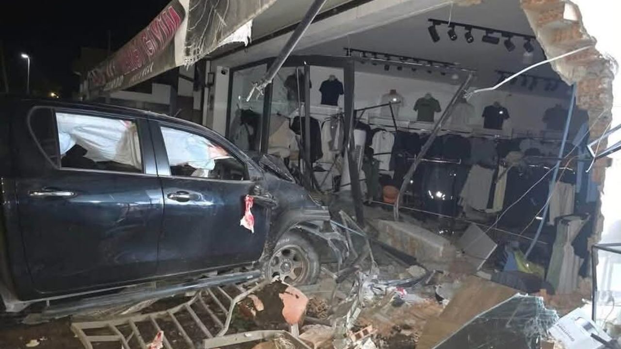Alkollü sürücü mağazaya daldı: Hastaneye kaldırıldı