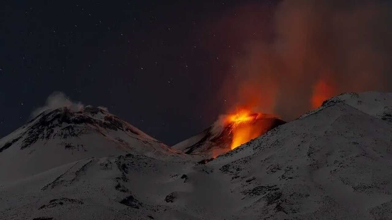 Etna Yanardağı yeniden güçlü şekilde kül püskürttü