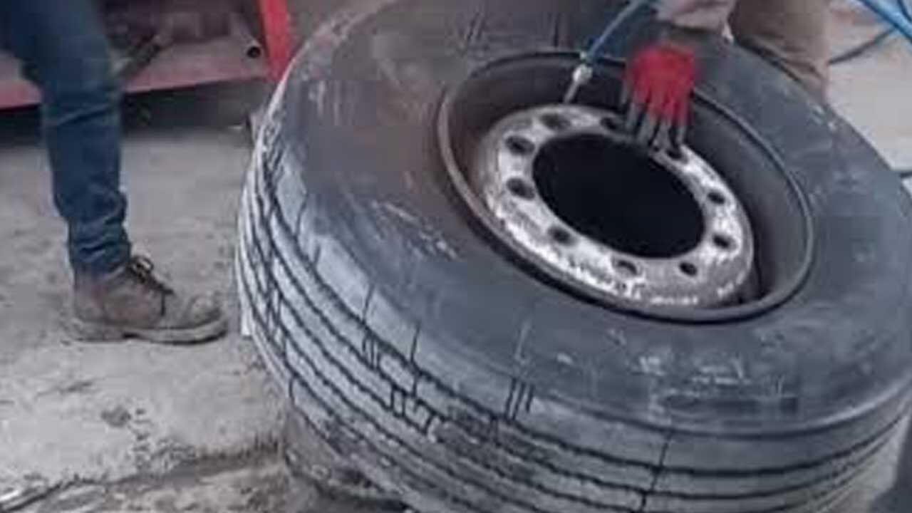 Tanker lastiği patladı: Bakım yapan işçi yaralandı