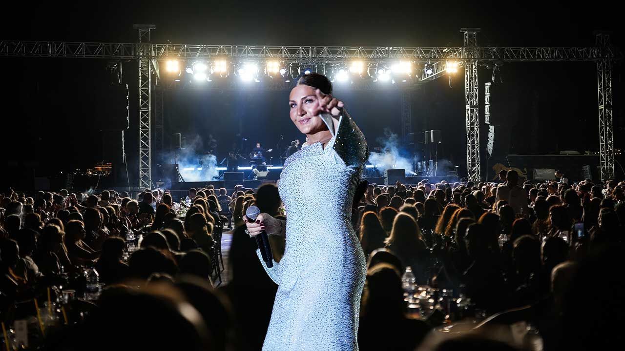 SİBEL CAN’DAN LES AMBASSADEURS’TA UNUTULMAZ GECE…