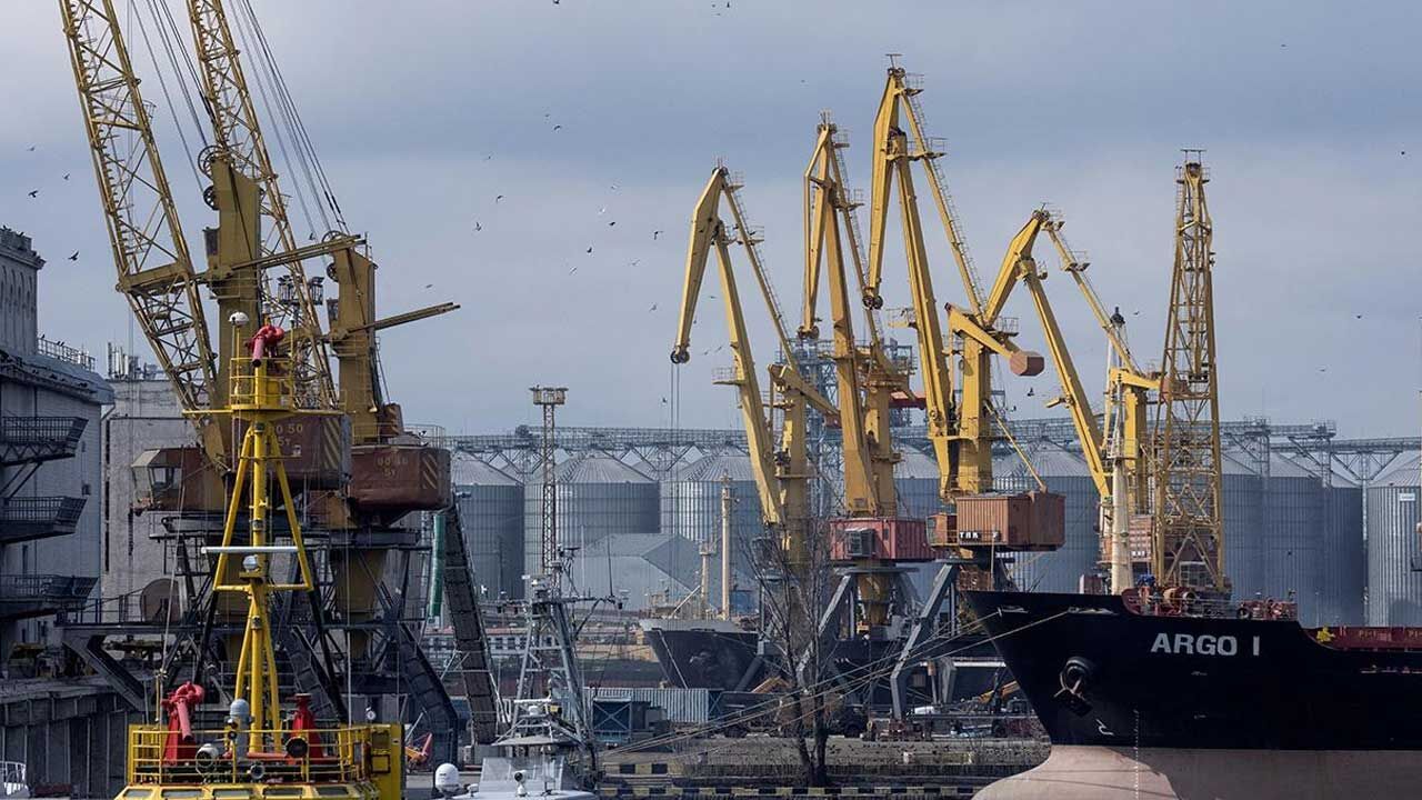 Rusya, Odessa Limanı’nı vurdu