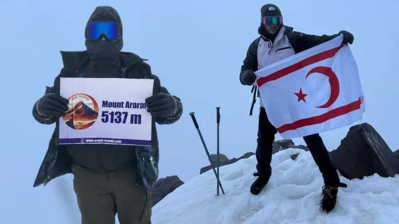 Kıbrıslı Türk iki genç Ağrı Dağı’nın zirvesinde bayrak dalgalandırdı