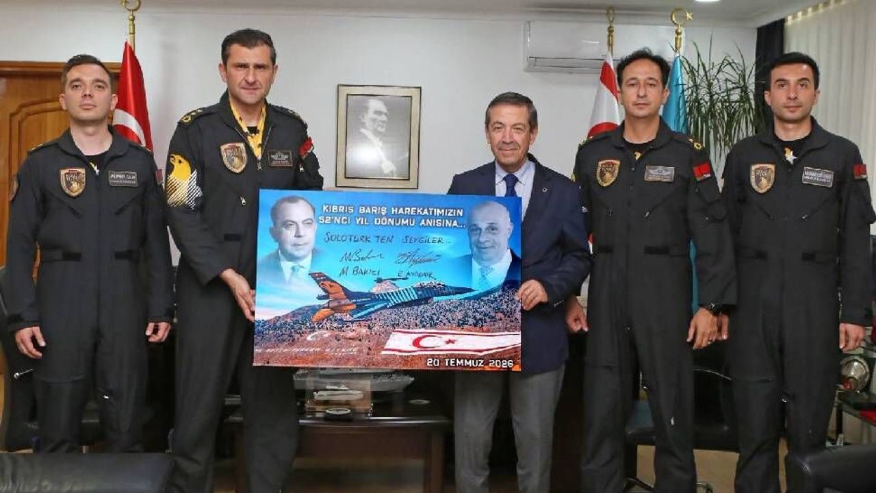 Dışişleri Bakanı Ertuğruloğlu, SOLOTÜRK pilotlarını kabul etti