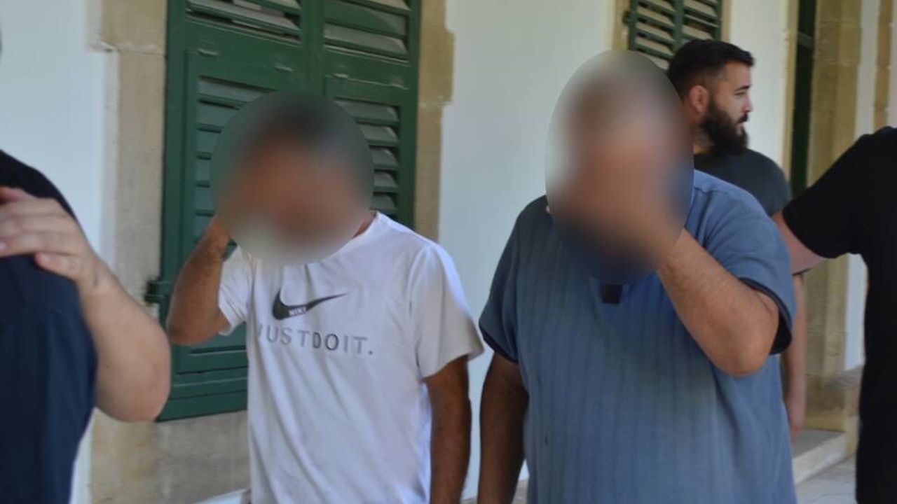 Yardım kutusunun altına kokain sakladılar