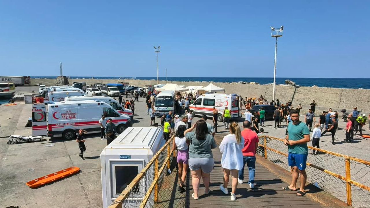 Girne açıklarında batan gemideki yolcuların tahliyesi sürüyor