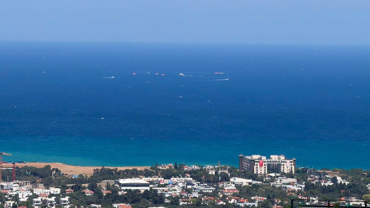 Girne açıklarında yolcu gemisi su alıyor: Yaklaşık 270 kişi gemide