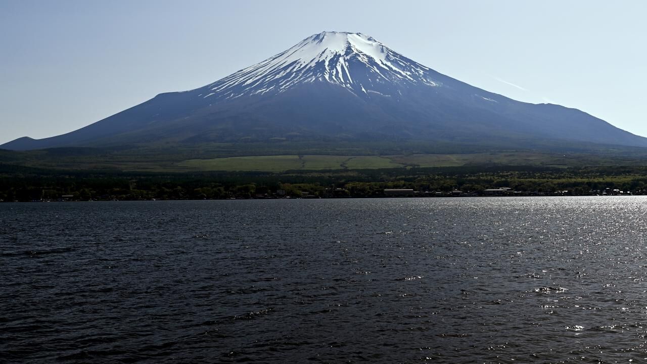 Japonya'da bir baba, Fuji Dağı'na tırmanmak için 7 yaşındaki çocuğunu 2 bin metrede yalnız bıraktı