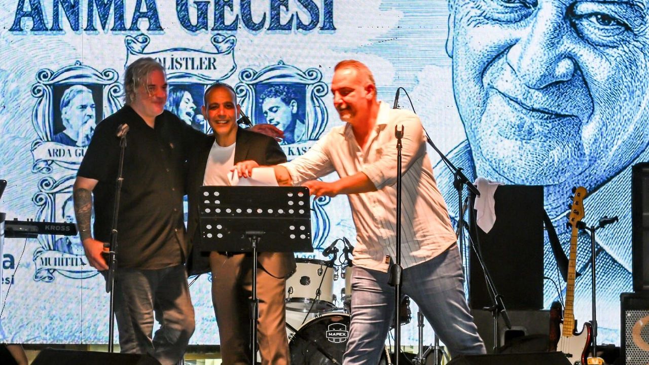 Erdinç Gündüz, adını taşıyan meydanda Sıla 4 şarkılarıyla anıldı