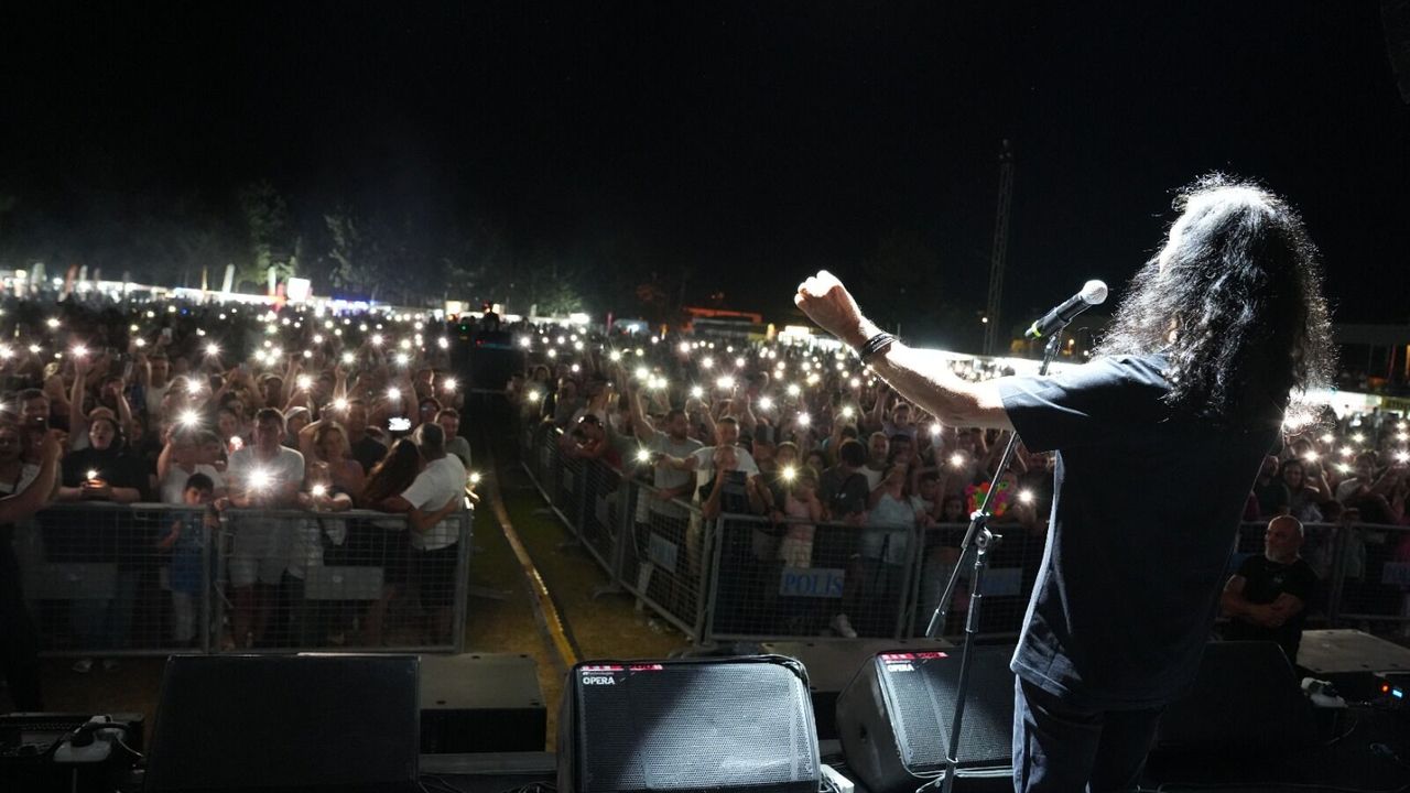 Murat Kekilli konseri binlerce kişiyi Beyarmudu'nda buluşturdu