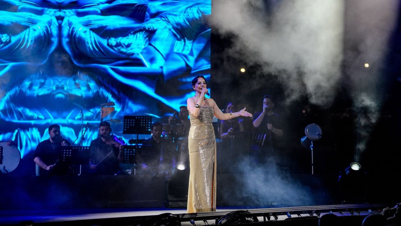 Ebru Gündeş’in dev korosu: Binlerce kişi hep bir ağızdan söyledi