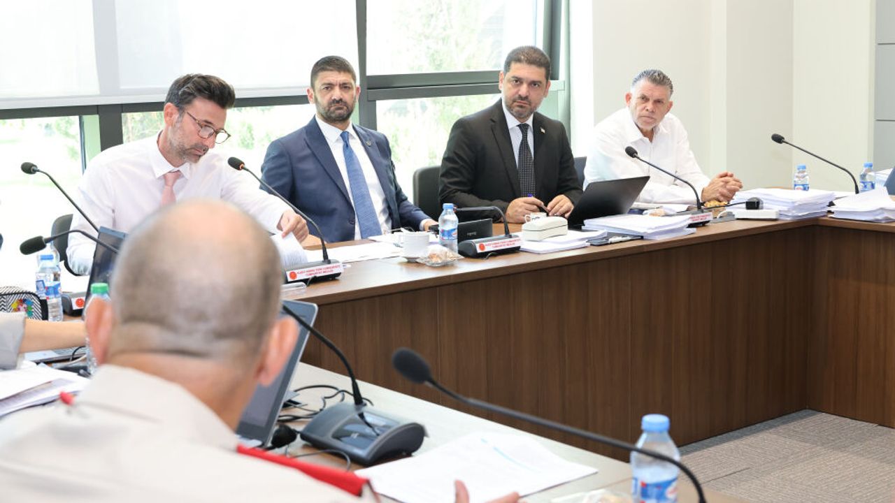 İdari Komite, iki yasa önerisi ve bir yasa tasarısını Genel Kurul’a sevk etti