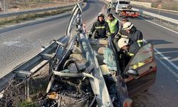Bariyerlere ok gibi saplanan araçtan sağ çıktı