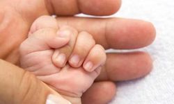 Boğazına şeker kaçan bebek hayatını kaybetti