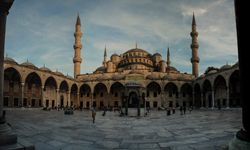 Bir haftalık bebeği cami avlusuna terk ettiler!