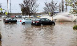 ABD'nin California eyaleti yeni yıla deprem ve selle girdi