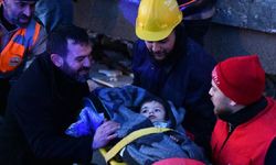 Gaziantep'te yıkılan binanın enkazından 40 saat sonra gelen "ikiz mutluluk"