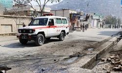 Afganistan'da okula el bombalı saldırı