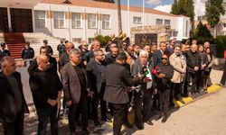 Maaşlardan kesintiyi de öngören depreme yönelik yasa önerisi Meclis önünde protesto edildi