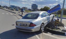 İskele-Gazimağusa ana yolunda kaza: Refüje çıkıp, trafik levhasına çarptı
