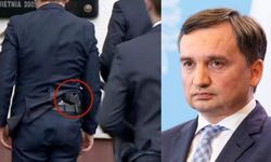 Polonya Adalet Bakanı belinde silahla görüntülendi