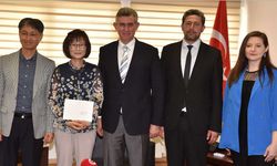 Güney Koreli çift, depremzedeler için topladıkları bağışı Büyükelçiliğe iletti