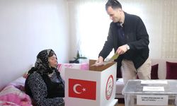 Hasta veya engelliler 'seyyar sandık' ile oylarını kullandı