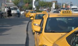 Mesafeyi beğenmeyen taksici baba ve 4 yaşındaki kızını taksiden indirdi!