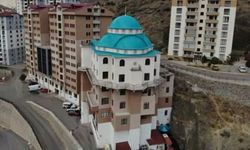 Gören hayrete düşüyor: Apartmanın üzerine cami yapıldı