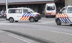 Hollanda'da ırkçı PEGIDA lideri, Türkiye’nin Lahey Büyükelçiliği önünde Kur'an-ı Kerim yırttı