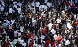 Beşiktaş'ta yönetime protesto: Taraftarlar sahaya sırtını döndü