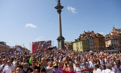 Polonya'da on binlerce kişinin katılımıyla muhalefet yürüyüşü düzenlendi