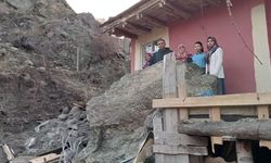 Dağdan kopan kaya balkona girdi