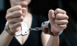 Mağazada hırsızlık yapan 2 kadın tutuklandı