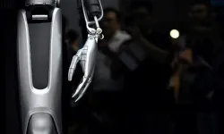 Tesla'nın robotu fabrikada mühendise saldırdı...