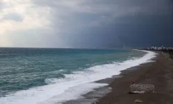 Antalya'yı fırtına vurdu... Uçak seferleri iptal edildi, dev dalgalar oluştu