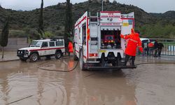 Sivil Savunma ekipleri su baskınlarına müdahale ediyor
